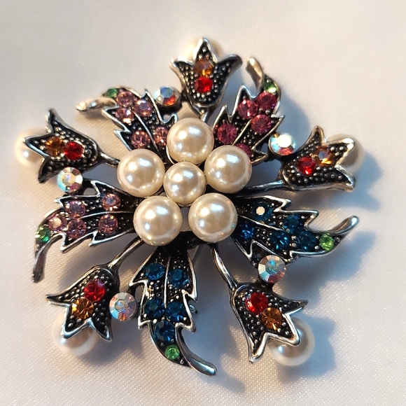 Ali Lang Brooch - Picture 1 of 4